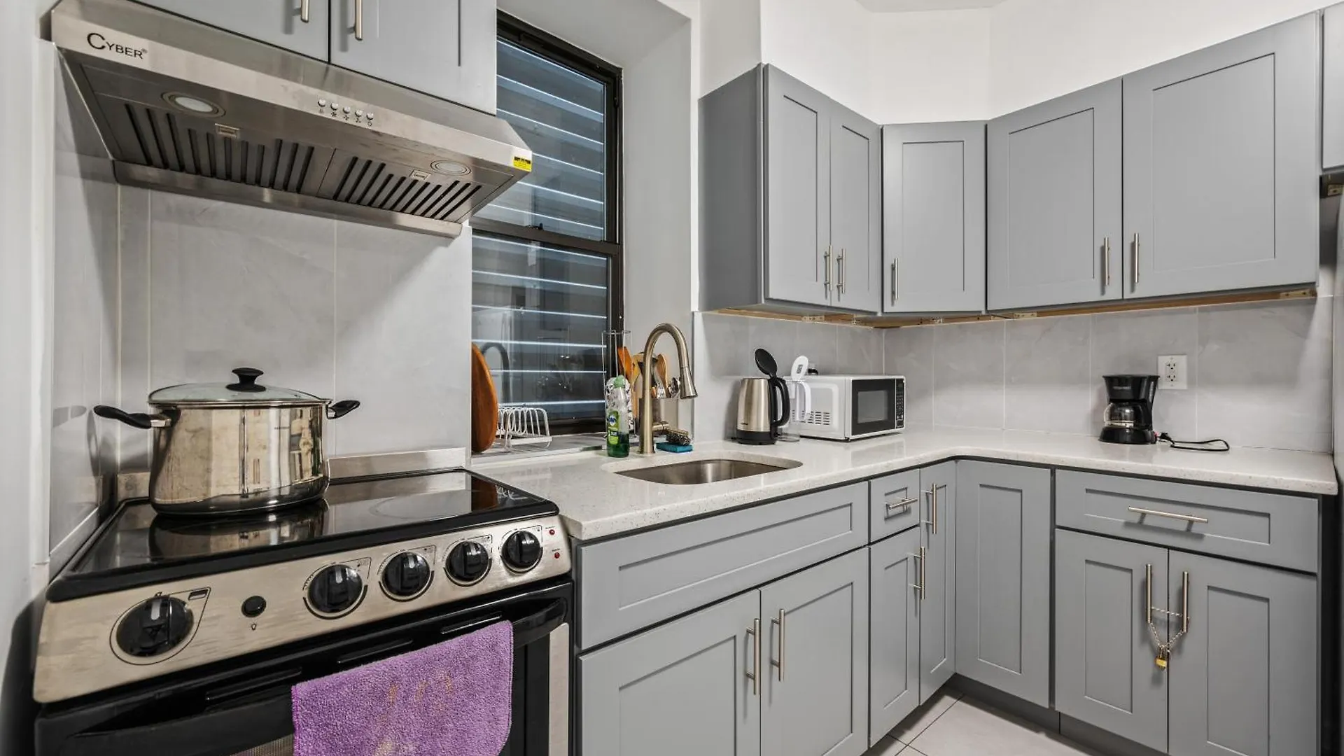 Monthly Lower East Side Two Bedroom New York Szálloda