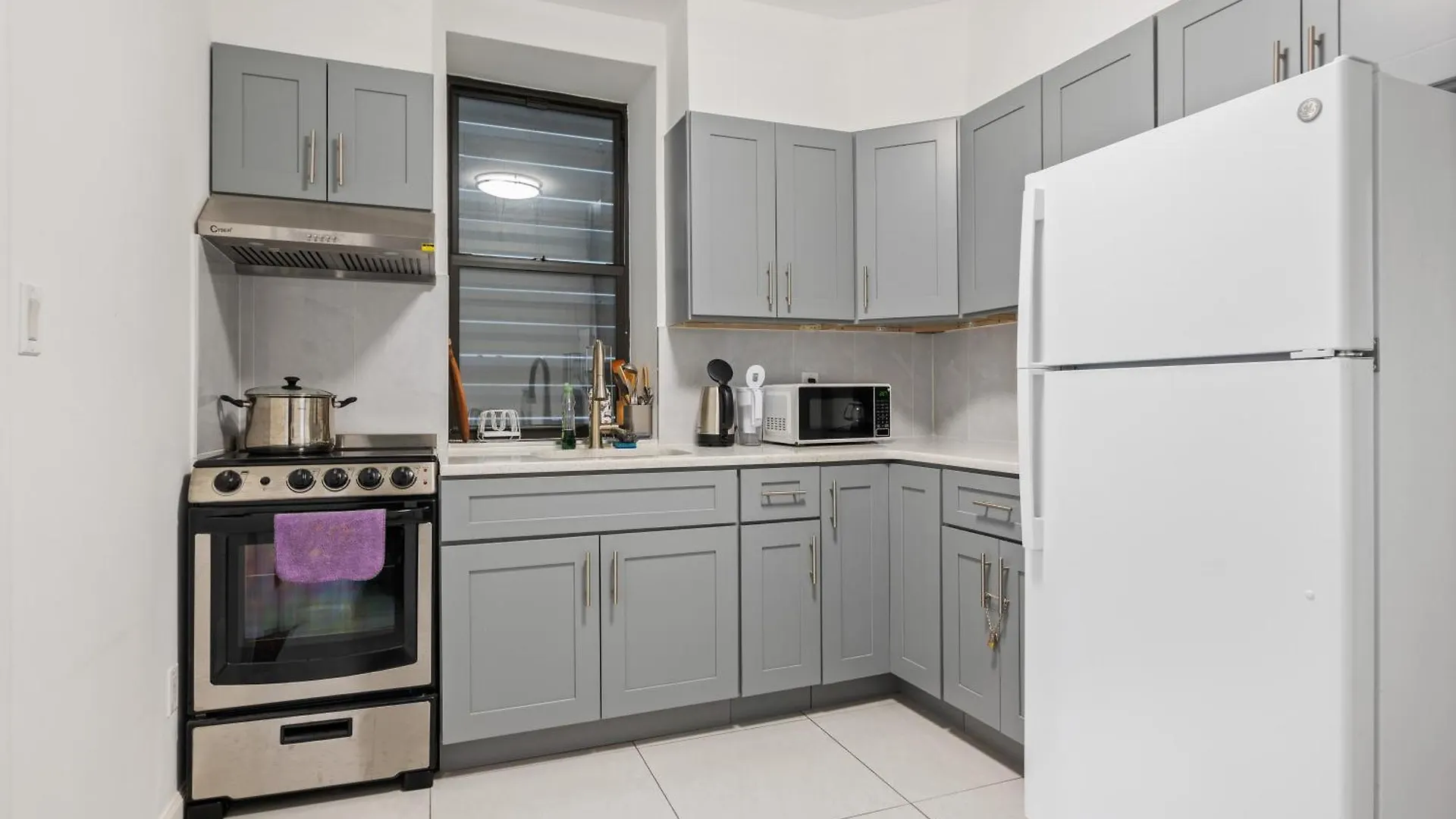 Monthly Lower East Side Two Bedroom New York Szálloda